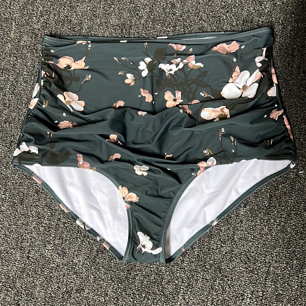 NWOT High waisted “retro” style bathing suit bottoms.